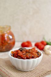 Как да готвя пикантен домат adjika