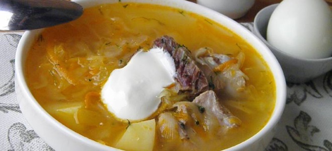 купусова супа са свежим и киселим купусом