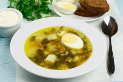 zelena kupusna juha s roštiljem i piletinom