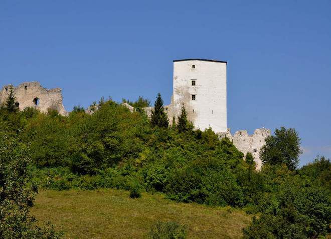 Гора Konjiška и руины старинного замка на Нейэ