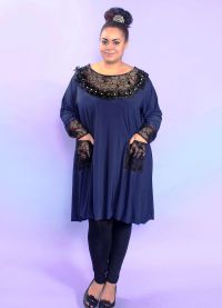 krótkie sukienki dla otyłych kobiet 22
