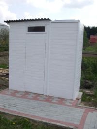 Dřevěné a kovové sprchové kabiny pro chatové osady