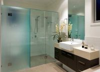 Sprchové skleněné příčky pro koupelnu9