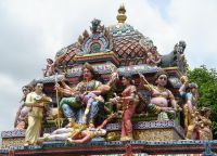 Жестокое божество на крыше храма Шри Веерамакалиамман