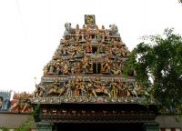 Башня Гопурам в храме Шри Веерамакалиамман