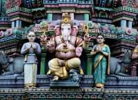 Статуя бога Ганеши в храме Шри Веерамакалиамман
