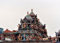 Внутренняя постройка в храме Шри Веерамакалиамман