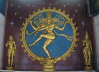 Золоченое изображение Кали в храме Шри Веерамакалиамман