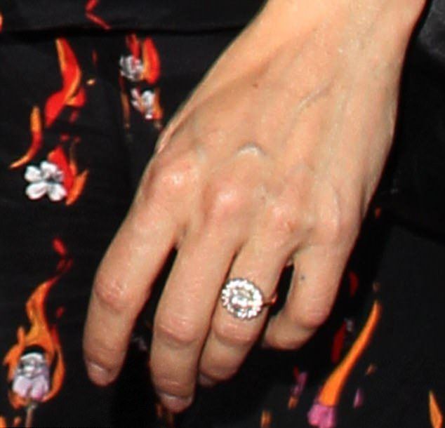 Кольцо на безымянном пальце Сиенны Миллер