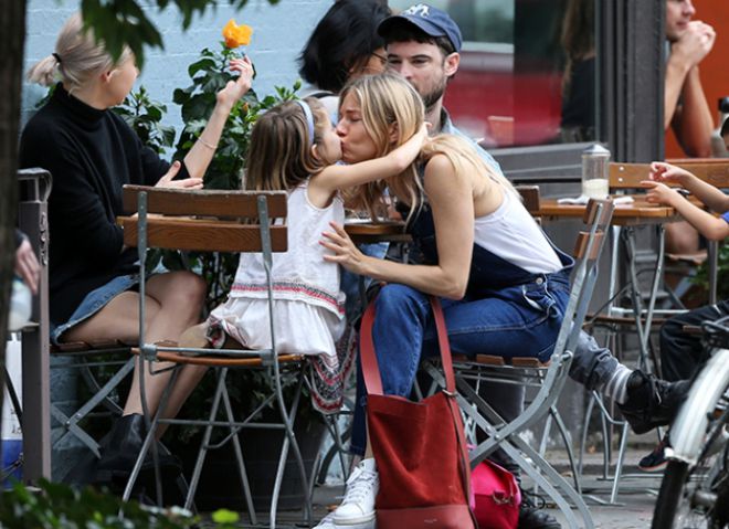 Сиенна Миллер и Том Старридж с дочерью в кафе