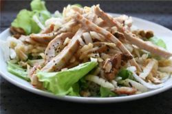 jednoduchý salát s vařenými kuřecími prsíčky