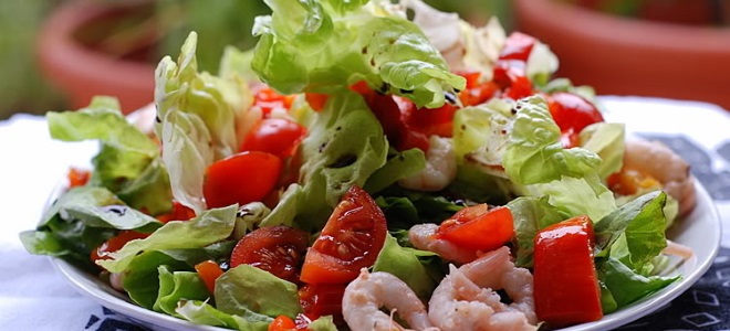 Salát s krevetami a rajčaty