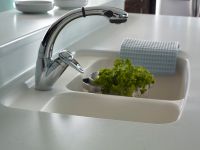 Sink u kuhinji umjetnog kamena 1