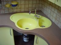 Sink u kuhinji umjetnog kamena 7