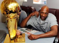 Одом - первый баскетболист выигравший чемпионат НБА и ЧМ в одном году
