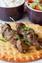 Vaření jehněčí shashlik v kavkazské cestě