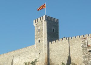 Флаг Македонии на одной из башен крепости