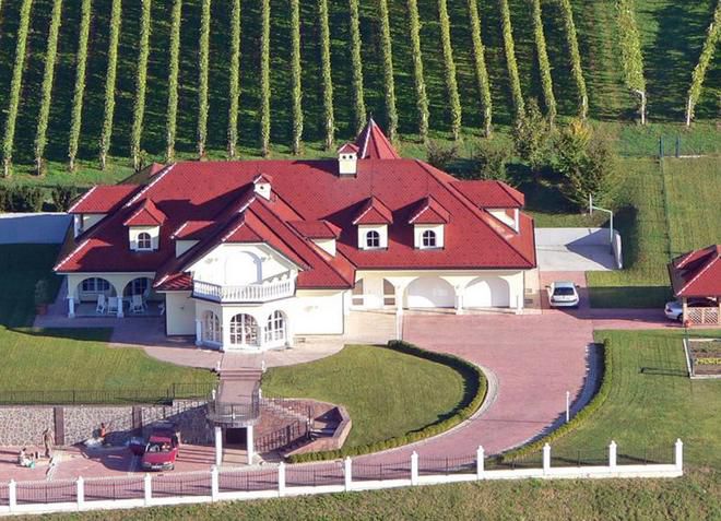 В Словенске-Конице имеется большое количество виноградников