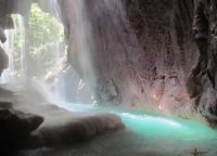 В ущелье водопада вода лазурного цвета