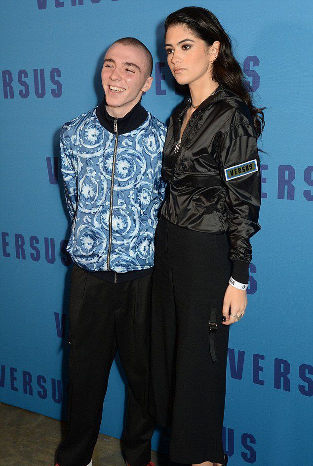 Рокко Ричи и  Ким Торнбулл на показе Versus Versace AW17