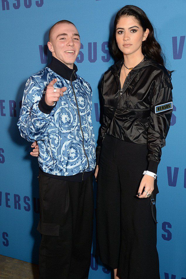 Рокко Ричи и  Ким Торнбулл на показе Versus Versace AW17 