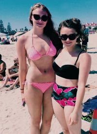 Софи Тернер и Мэйси Уильямс на пляже