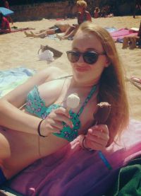 Софи Тернер на пляже с мороженым