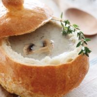 houbová polévka v chlebu