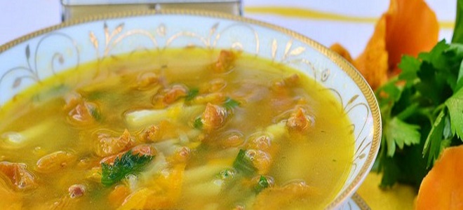 świeża zupa z kurkami