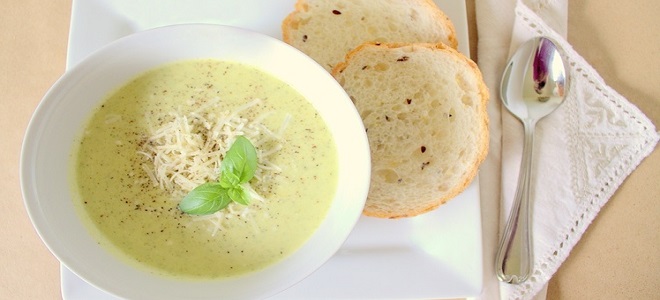 Сладка супа от тиквички с разтопено сирене