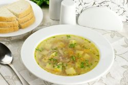 polévka s pohankou a houbami