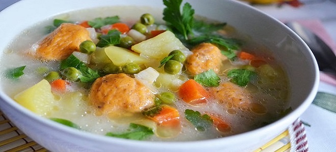 Пилешка супа с кнедли и зелен грах