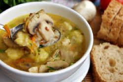 Zupa gryczana z grzybami i knedlami ziemniaczanymi