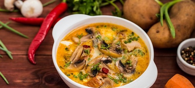 Zupa z grzybami i serem