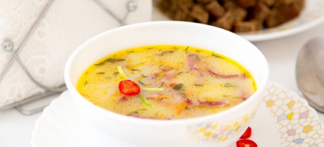 Супа са ловачким кобасицама и топљеним сиром