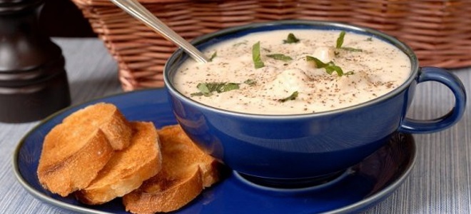 Супа с тиквицама и растопљеним сиром
