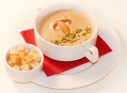kremowa zupa z grzybami z roztopionym serem