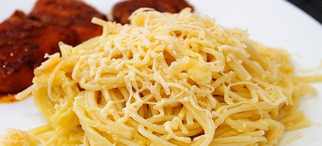 špagety s vajíčkem a sýrem v pánvi