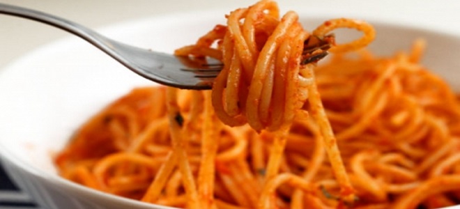 špagety s rajčatovou pastou a sýrem