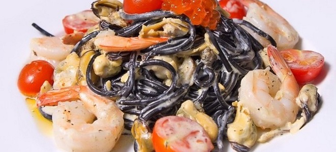 czarne spaghetti z owocami morza w sosie śmietanowym
