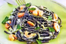 czarne spaghetti z owocami morza w kremowym sosie