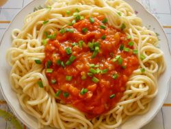 spaghetti z pastą pomidorową