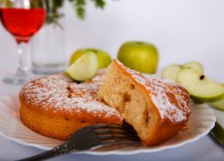 бисквитна торта с ябълки върху кисело мляко