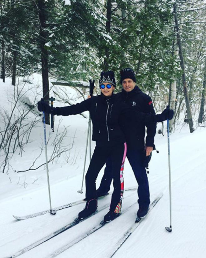 Кэтрин Зета-Джонс и Майкл Дуглас на лыжах