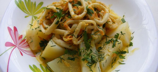 Squid s bramborami v zakysané smetaně