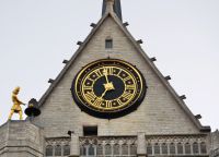 Часы на фасаде собора Святого Петра