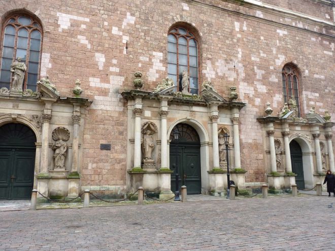 Западный фасад собора с каменными порталами в стиле барокко