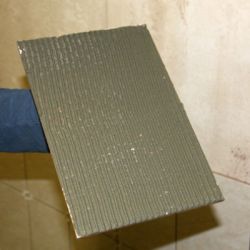Поставяне на керамични плочки в банята12