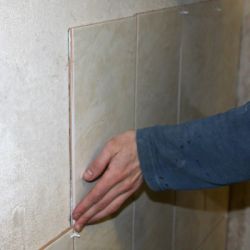 Полагане на керамични плочки в банята13