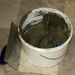 Układanie płytek ceramicznych w łazience3